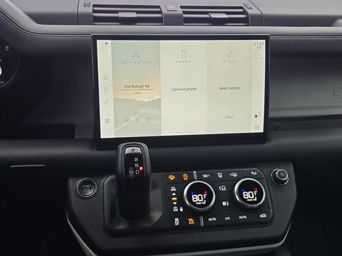 Used 2024 Land Rover Defender 110 SE image 19