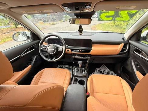 Used 2025 Kia Seltos EX w/ EX Sunroof Package FWD image 13