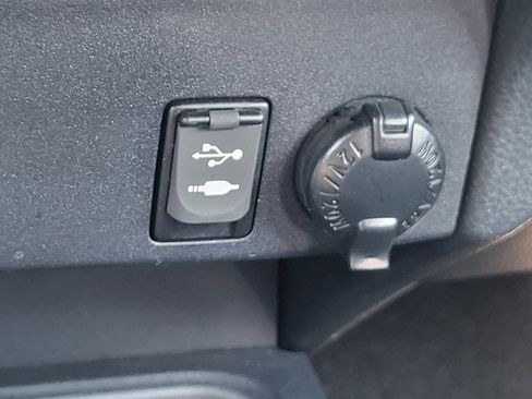 Used 2016 Toyota RAV4 LE AWD/4WD image 18