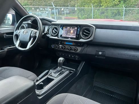 Used 2017 Toyota Tacoma TRD Sport w/ Premium & Technology Package image 15