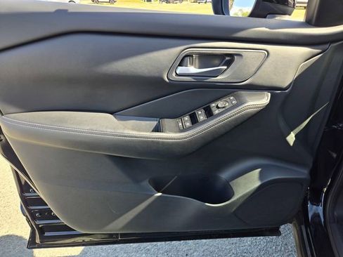 Used 2025 Nissan Rogue SV image 19