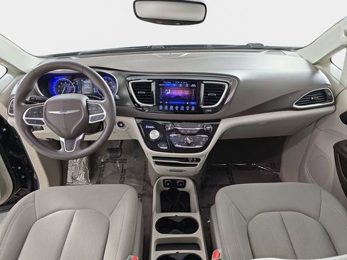 Used 2017 Chrysler Pacifica Touring w/ Tire & Wheel Group FWD image 14