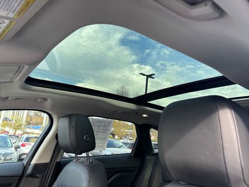 Used 2017 Jaguar F-PACE Premium image 16