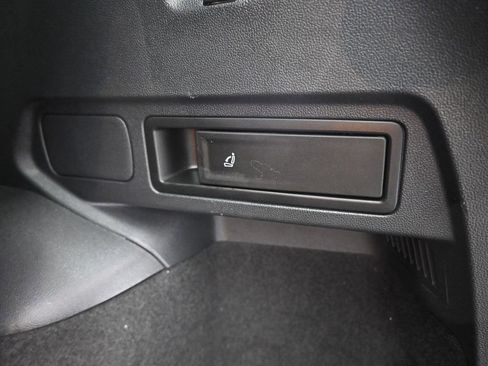 Used 2019 Volkswagen Tiguan SE image 56