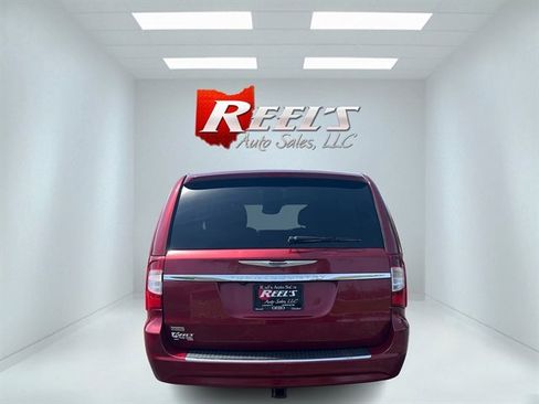 Used 2014 Chrysler Town & Country Touring image 9