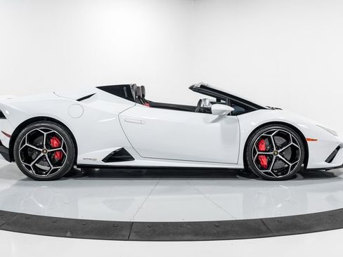 Used 2022 Lamborghini Huracan EVO RWD image 2