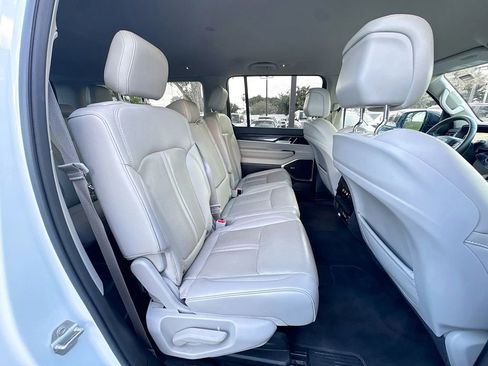 Used 2023 Jeep Wagoneer L Base image 30