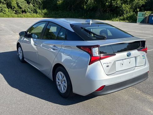 Used 2022 Toyota Prius LE FWD image 2