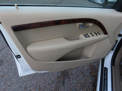 Used 2010 Volvo V70 FWD image 9