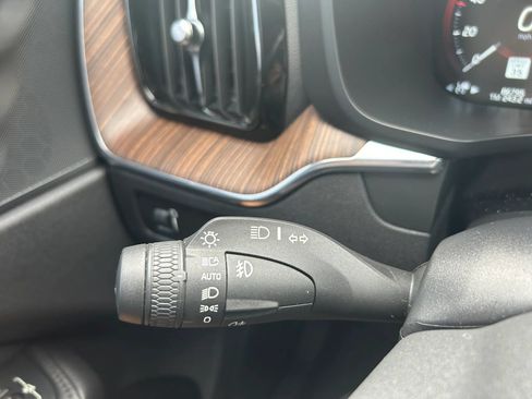 Used 2021 Volvo XC60 T5 Momentum w/ Advanced Package FWD image 25