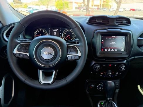 Used 2018 Jeep Renegade Latitude w/ Popular Equipment Group AWD/4WD image 16