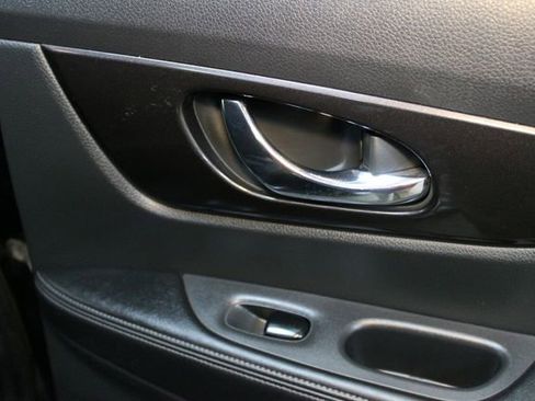 Used 2018 Nissan Rogue SV AWD/4WD image 12