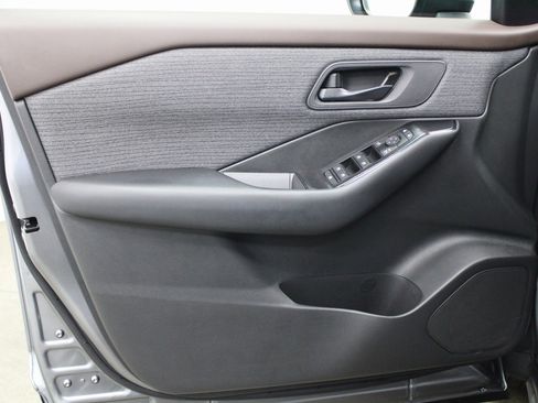 Used 2023 Nissan Rogue S image 12