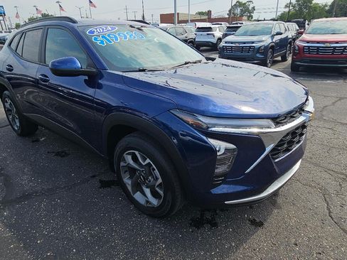 Used 2024 Chevrolet Trax LT w/ Driver Confidence Package FWD image 1