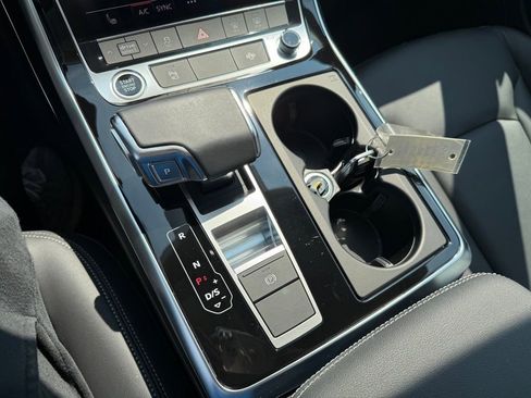 Used 2023 Audi Q8 Premium image 10