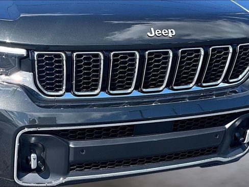 Used 2023 Jeep Grand Cherokee Overland w/ Luxury Tech Group IV AWD/4WD image 28