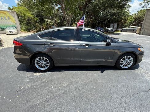 Used 2019 Ford Fusion SE FWD image 4