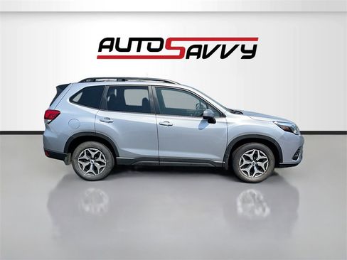 Used 2024 Subaru Forester Premium image 8