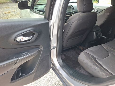 Used 2017 Jeep Cherokee Latitude w/ Cold Weather Group image 19