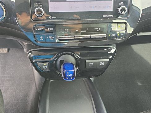 Used 2022 Toyota Prius L Eco FWD image 21