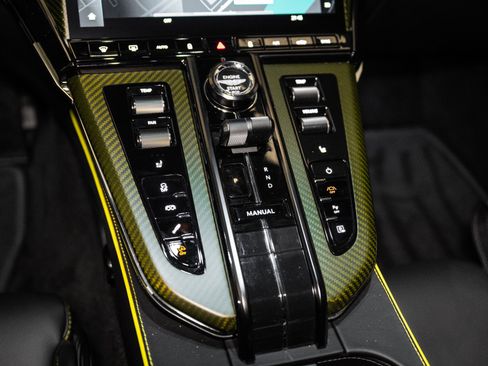 Used 2025 Aston Martin V8 Vantage Coupe image 33