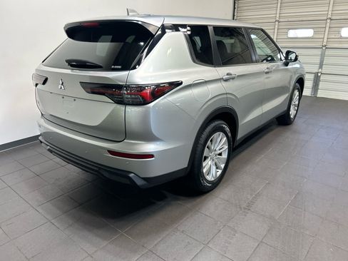 Used 2025 Mitsubishi Outlander ES AWD/4WD image 3