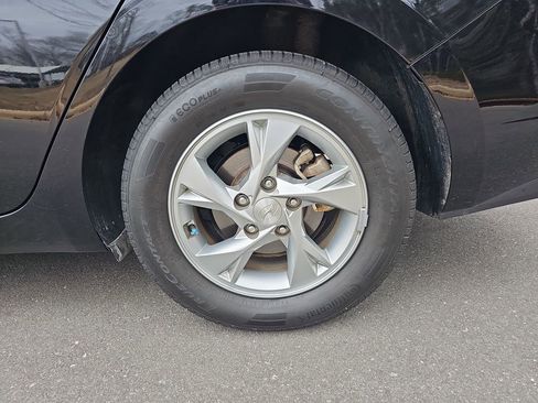 Used 2023 Hyundai Elantra SE image 30