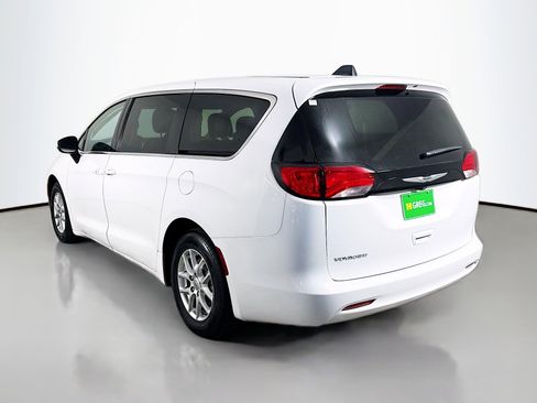 Used 2022 Chrysler Voyager LX FWD image 7
