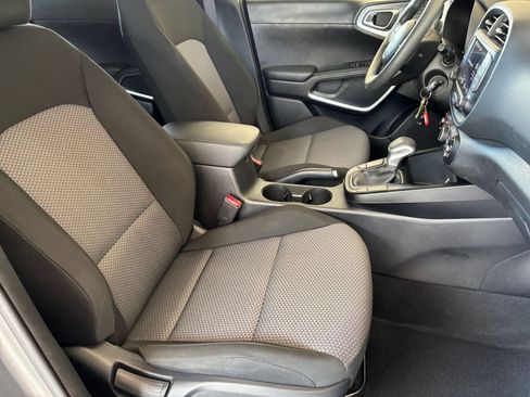 Used 2025 Kia Soul LX w/ LX Technology Package FWD image 33