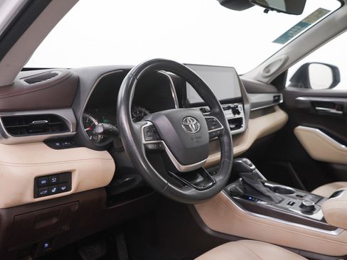 Used 2022 Toyota Highlander Platinum AWD/4WD image 17
