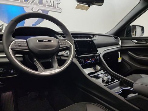 New 2025 Jeep Grand Cherokee L Altitude image 18