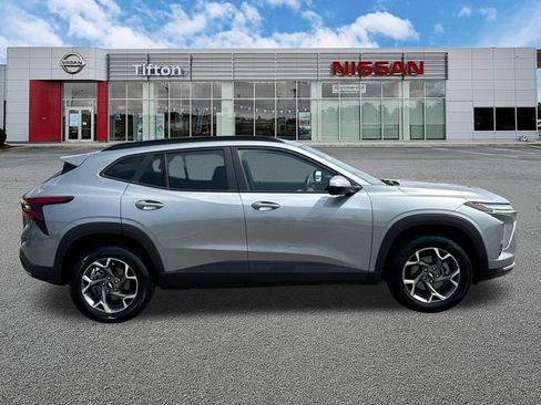 Used 2025 Chevrolet Trax LT w/ LT Convenience Package FWD image 8