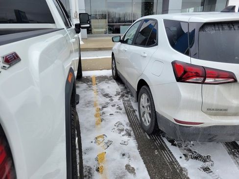 Used 2022 Chevrolet Equinox LS w/ LS Convenience Package image 5