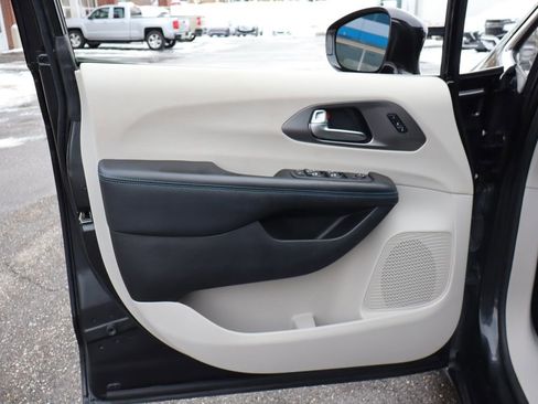 Used 2021 Chrysler Pacifica Touring-L w/ Uconnect Theater Family Group image 8