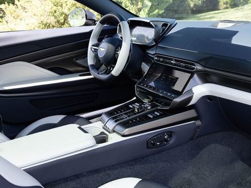 Used 2025 Aston Martin Vanquish V12 image 40