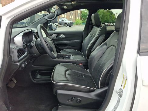 Used 2025 Chrysler Pacifica Limited FWD image 14