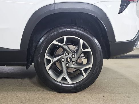 Used 2025 Chevrolet Trax LT w/ Driver Confidence Package FWD image 37