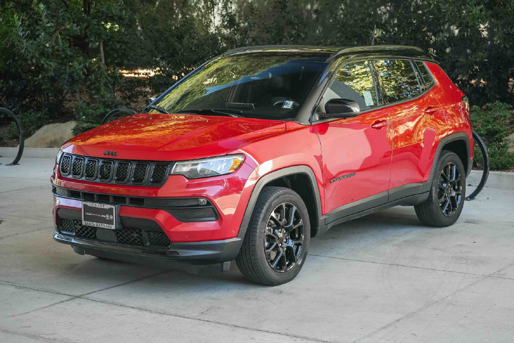 Used 2023 Jeep Compass Latitude w/ Convenience Group AWD/4WD image 3