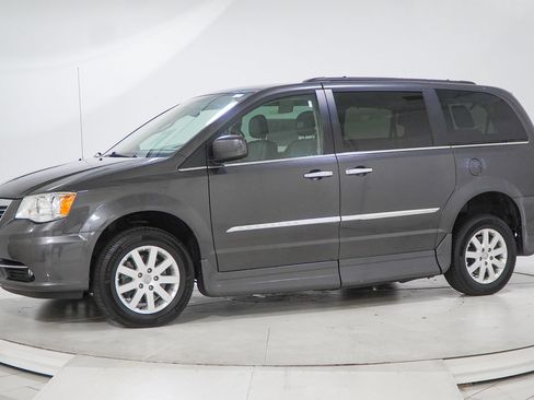 Used 2016 Chrysler Town & Country Touring w/ Driver Convenience Group FWD image 4