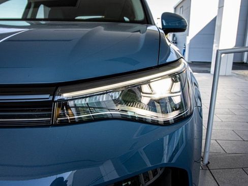 New 2026 Volkswagen Taos SE image 9