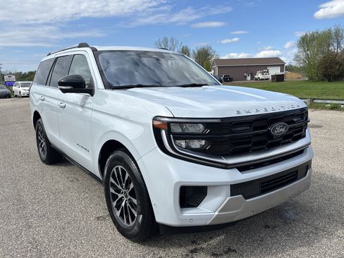Used 2025 Ford Expedition Platinum AWD/4WD image 1