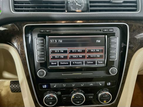 Used 2015 Volkswagen Passat TDI SEL Premium FWD image 19