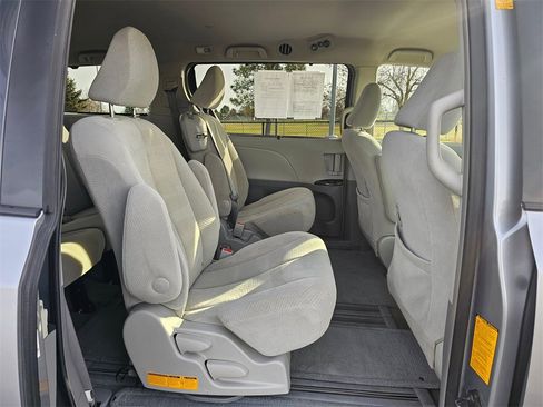Used 2012 Toyota Sienna LE w/ Towing Pkg image 44