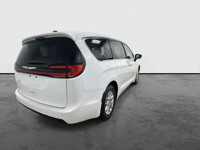 Used 2025 Chrysler Pacifica Select FWD image 1