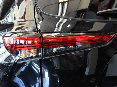 Used 2023 Toyota Highlander XLE AWD/4WD image 13