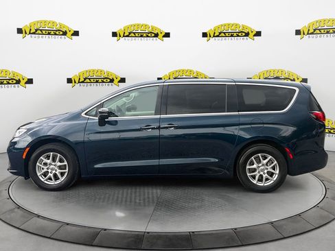 Used 2024 Chrysler Pacifica Touring-L FWD image 2