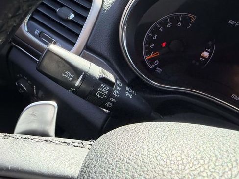 Used 2015 Jeep Grand Cherokee Limited w/ Luxury Group II image 31