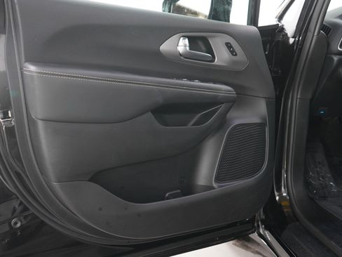 Used 2025 Chrysler Pacifica Select FWD image 21