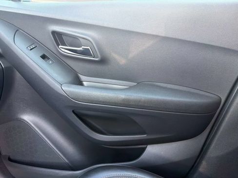 Used 2019 Chevrolet Trax LT w/ LT Convenience Package FWD image 23