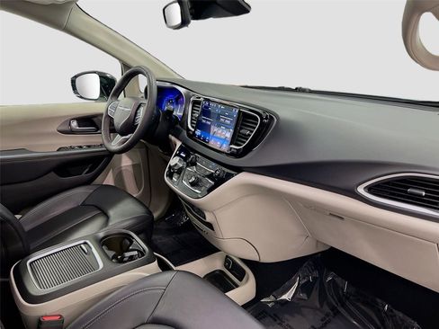 Used 2024 Chrysler Pacifica Touring-L image 29